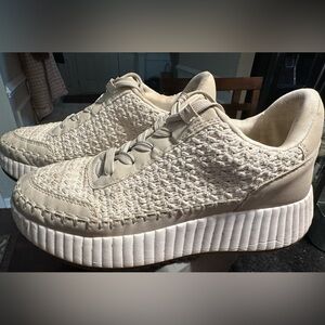 Dolce Vita Cream Sneakers super cute